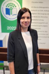 Unterstützerin des Mitarbeiters der Schulleitung als Systembetreuer (EDV)
